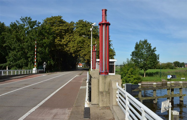 De brug, gezien vanaf de zijde van Loosdrecht
              <br/>
              Richard Keijzer, 2015-09-10